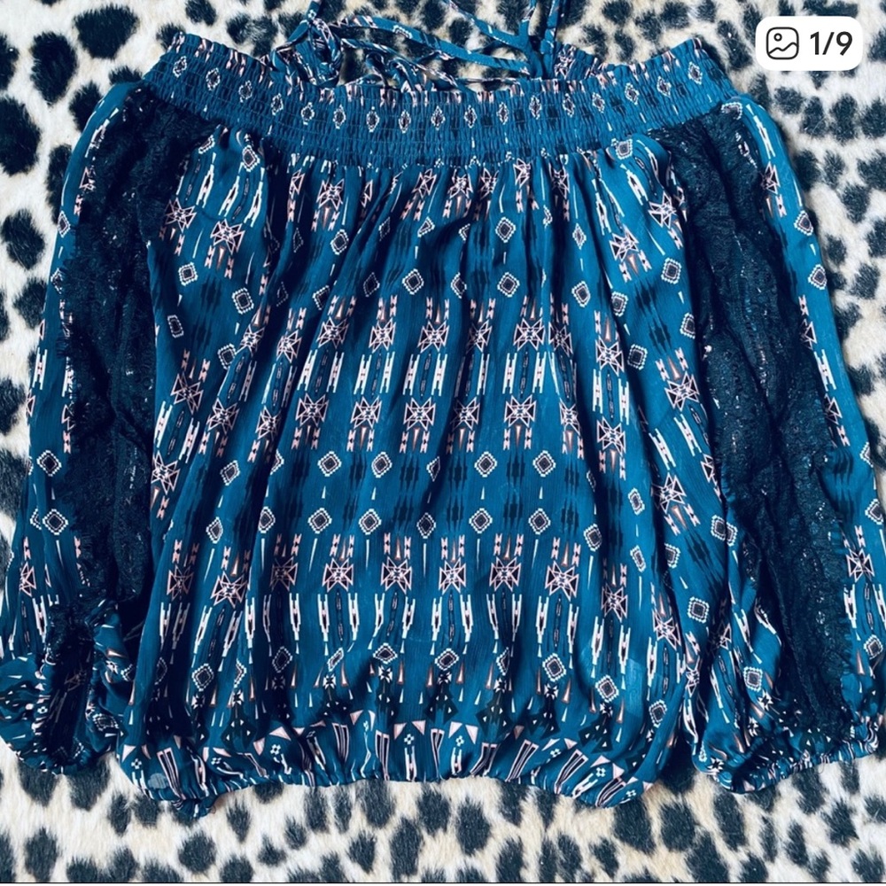 🌈 5 for $10-Off shoulder top w/ strapping detail and black lace detail, Large